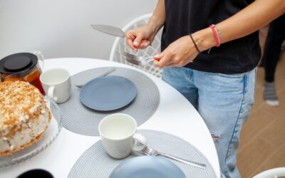 Jak usadzić gości przy stole, by wszyscy czuli się komfortowo?