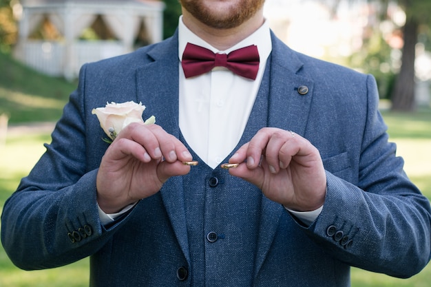 Czy krawat jest obowiązkowy na weselu?