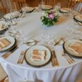 Jak najlepiej ustawić stoły na sali weselnej?