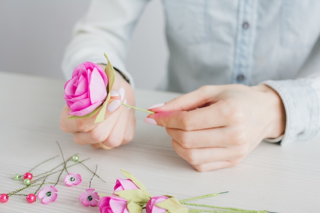 Jak wpinać kwiaty do butonierki na ważne okazje?