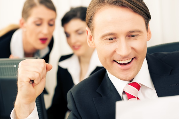 Jak zostać mistrzem ceremonii i poprowadzić niezapomniane wydarzenie?