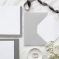 Klasyczne zaproszenia ślubne black and white – do jakiego stylu pasują?