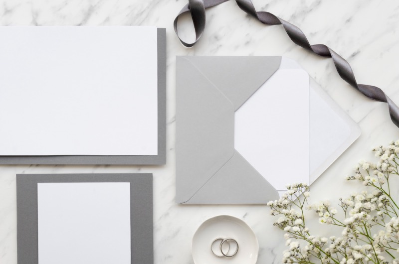 Klasyczne zaproszenia ślubne black and white – do jakiego stylu pasują?