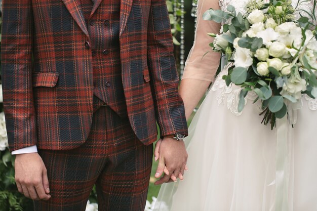 Czy garnitur w kratę to dobry wybór na ślub?