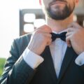 Czy krawat to obowiązkowy element stroju na wesele?