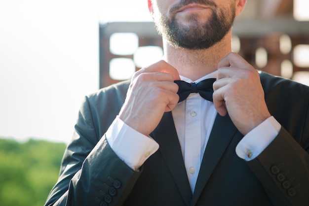 Czy krawat to obowiązkowy element stroju na wesele?