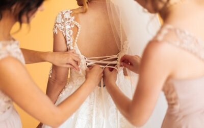 Jak właściwie zawiązać suknię ślubną przed ceremonią?