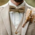 Jaki garnitur pasuje do sukni ślubnej ecru?