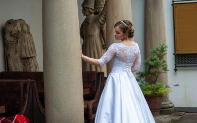 Komu najbardziej pasuje suknia empire?