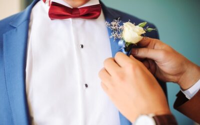 Pan młody – kwiat czy poszetka do garnituru ślubnego?