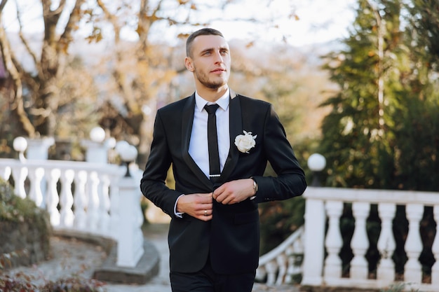 Czy czarny garnitur to dobry wybór na wesele?