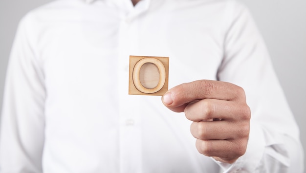 Jak prawidłowo założyć butonierką na garniturze?