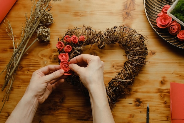 Jak własnoręcznie zrobić wianek z żywych kwiatów na letnią imprezę?