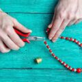 Jak zrobić bransoletkę na rękę w domowym zaciszu?