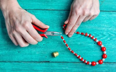 Jak zrobić bransoletkę na rękę w domowym zaciszu?