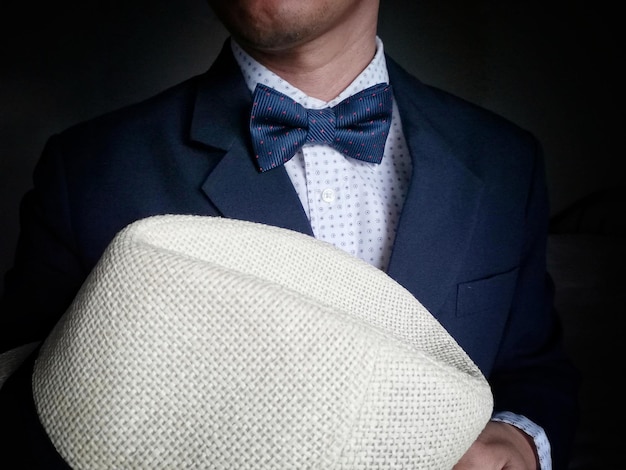 Jaką muchę dobrać do granatowego garnituru ślubnego?