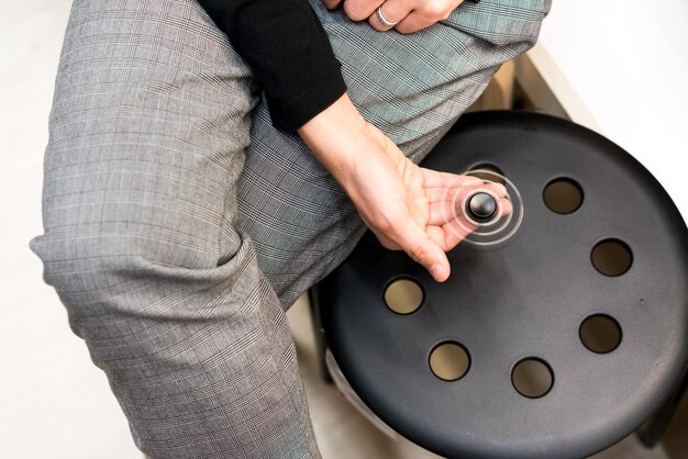 Sztuka przypinania butonierki – elegancki dodatek pana młodego