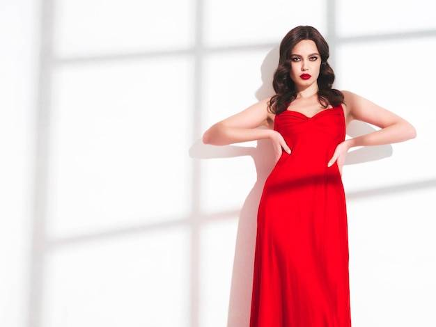 Co czerwona sukienka mówi o osobie, która ją nosi?