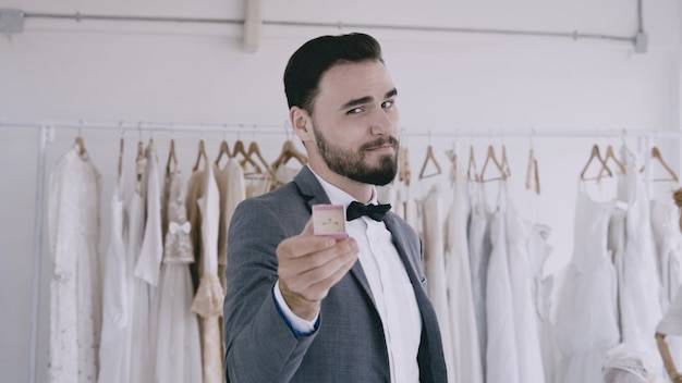 Garnitur ślubny z kamizelką czy bez – co wybrać na swój wielki dzień?