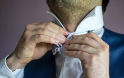 Gdzie przypiąć butonierkę, aby elegancko prezentowała się na garniturze?