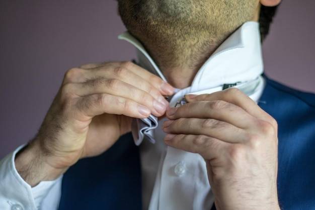 Gdzie przypiąć butonierkę, aby elegancko prezentowała się na garniturze?