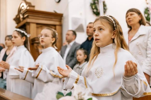 Jak prawidłowo wyprać albę komunijną przed uroczystością?