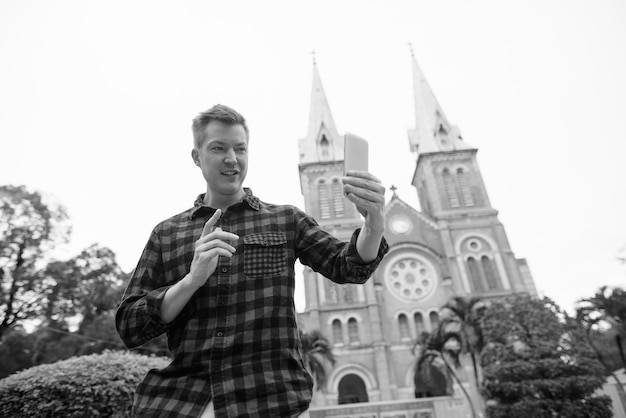 Jak robić piękne zdjęcia w kościele bez przeszkadzania wiernym?