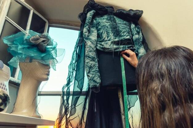 Jak wyprasować sukienkę z tiulu bez uszkodzenia delikatnej tkaniny?